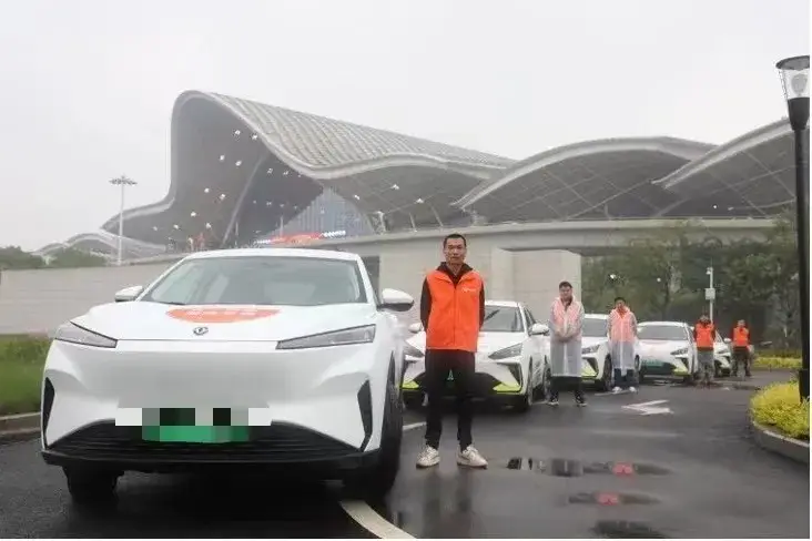 图:武汉站,高德打车联合生态伙伴“风韵出行”组建“五一保障车队”